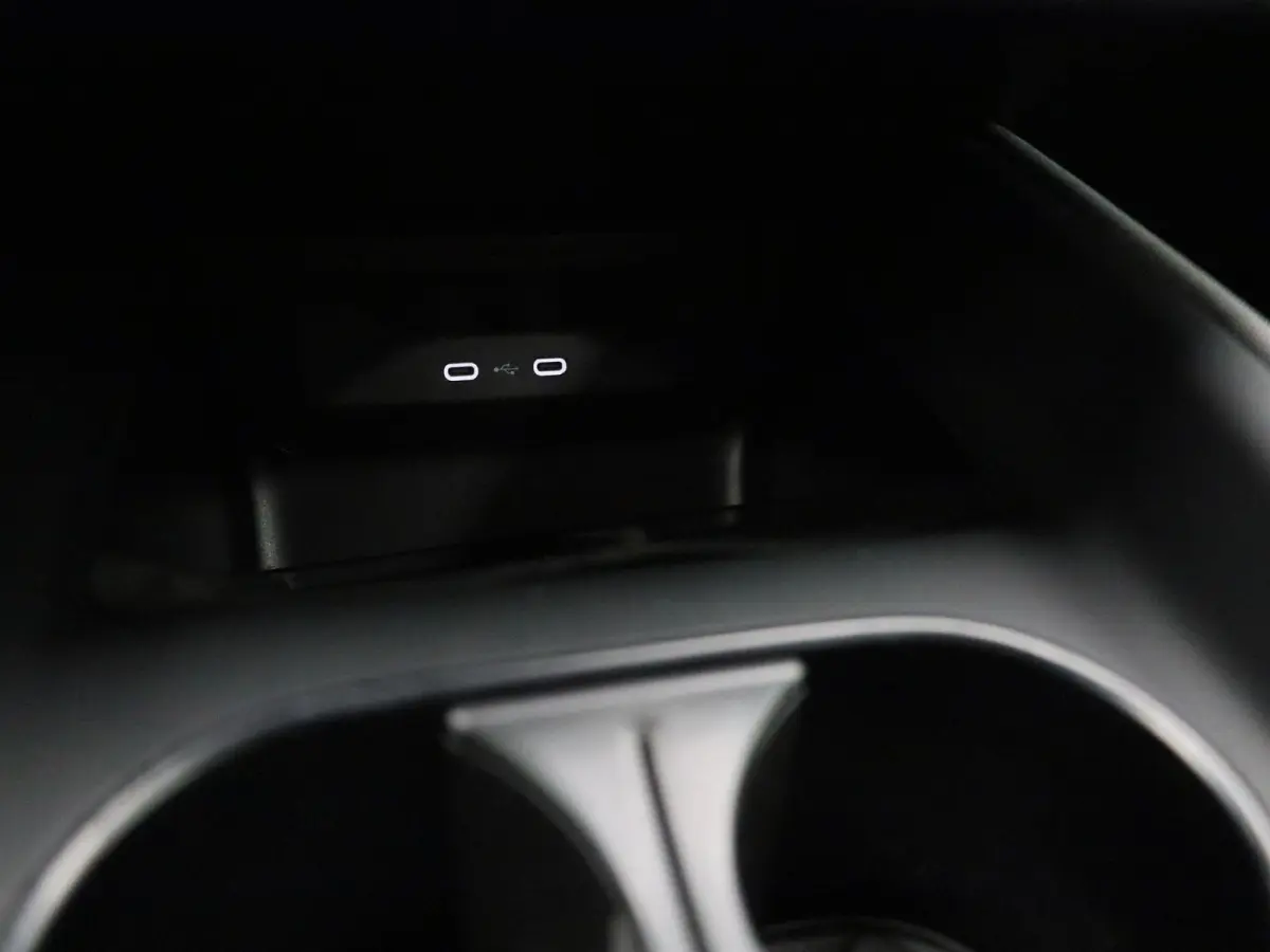 80 Business Edition | Apple Carplay / Android Auto | Achteruitrijcamera | Parkeersensoren | Stoelverwarming | Stuurverwarming |
