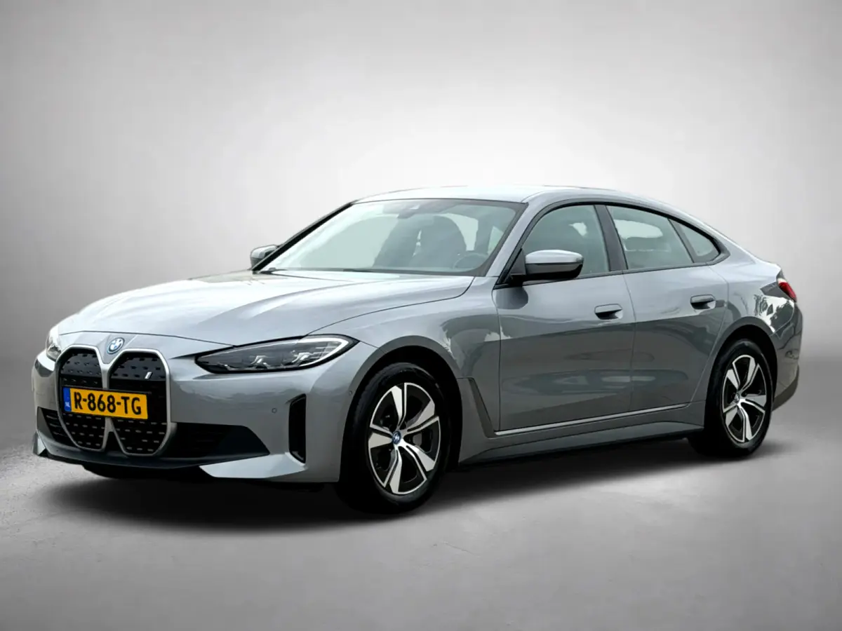 EDrive40 84 kWh 94% SOH (NL-auto,1e eig, Dealer OndH, H&K, Carplay, SfeerV, Trekhaak,Camera, Lane A, Active Cruise, Etc)