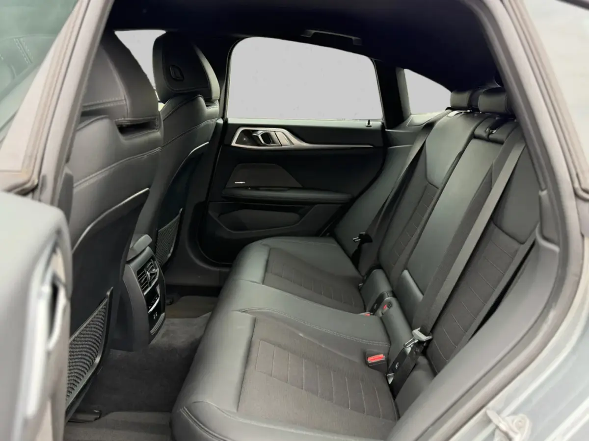 EDrive40 84 kWh 94% SOH (NL-auto,1e eig, Dealer OndH, H&K, Carplay, SfeerV, Trekhaak,Camera, Lane A, Active Cruise, Etc)
