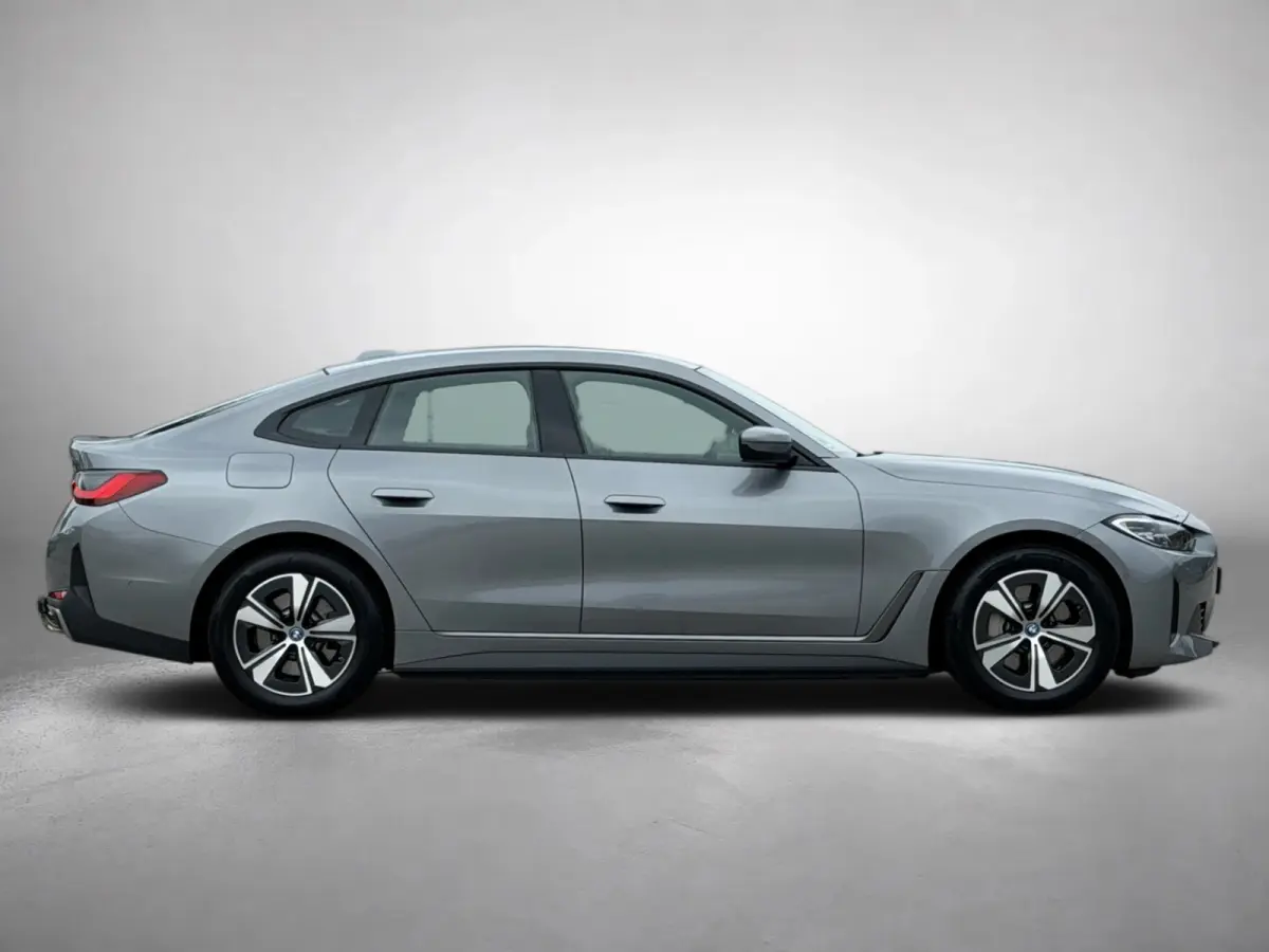 EDrive40 84 kWh 94% SOH (NL-auto,1e eig, Dealer OndH, H&K, Carplay, SfeerV, Trekhaak,Camera, Lane A, Active Cruise, Etc)