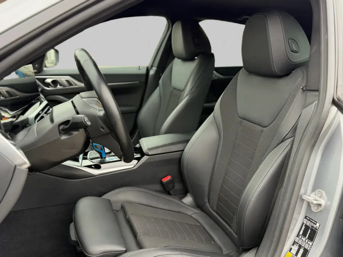 EDrive40 84 kWh 94% SOH (NL-auto,1e eig, Dealer OndH, H&K, Carplay, SfeerV, Trekhaak,Camera, Lane A, Active Cruise, Etc)