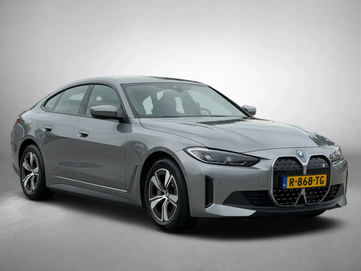 EDrive40 84 kWh 94% SOH (NL-auto,1e eig, Dealer OndH, H&K, Carplay, SfeerV, Trekhaak,Camera, Lane A, Active Cruise, Etc)