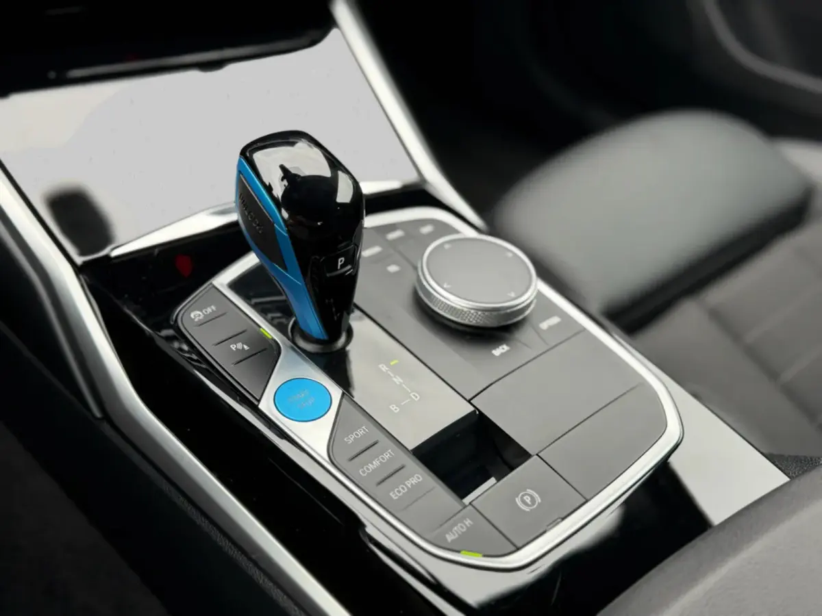 EDrive40 84 kWh 94% SOH (NL-auto,1e eig, Dealer OndH, H&K, Carplay, SfeerV, Trekhaak,Camera, Lane A, Active Cruise, Etc)