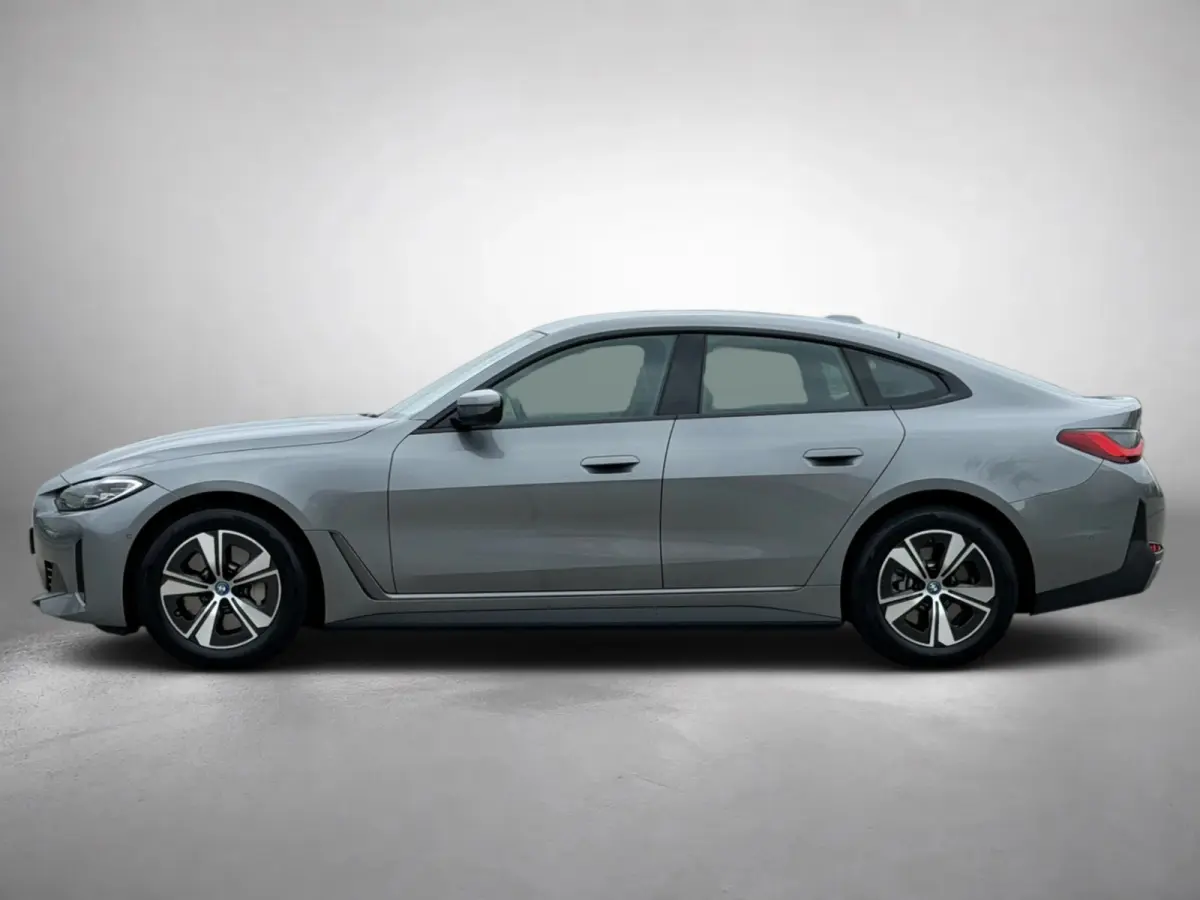 EDrive40 84 kWh 94% SOH (NL-auto,1e eig, Dealer OndH, H&K, Carplay, SfeerV, Trekhaak,Camera, Lane A, Active Cruise, Etc)