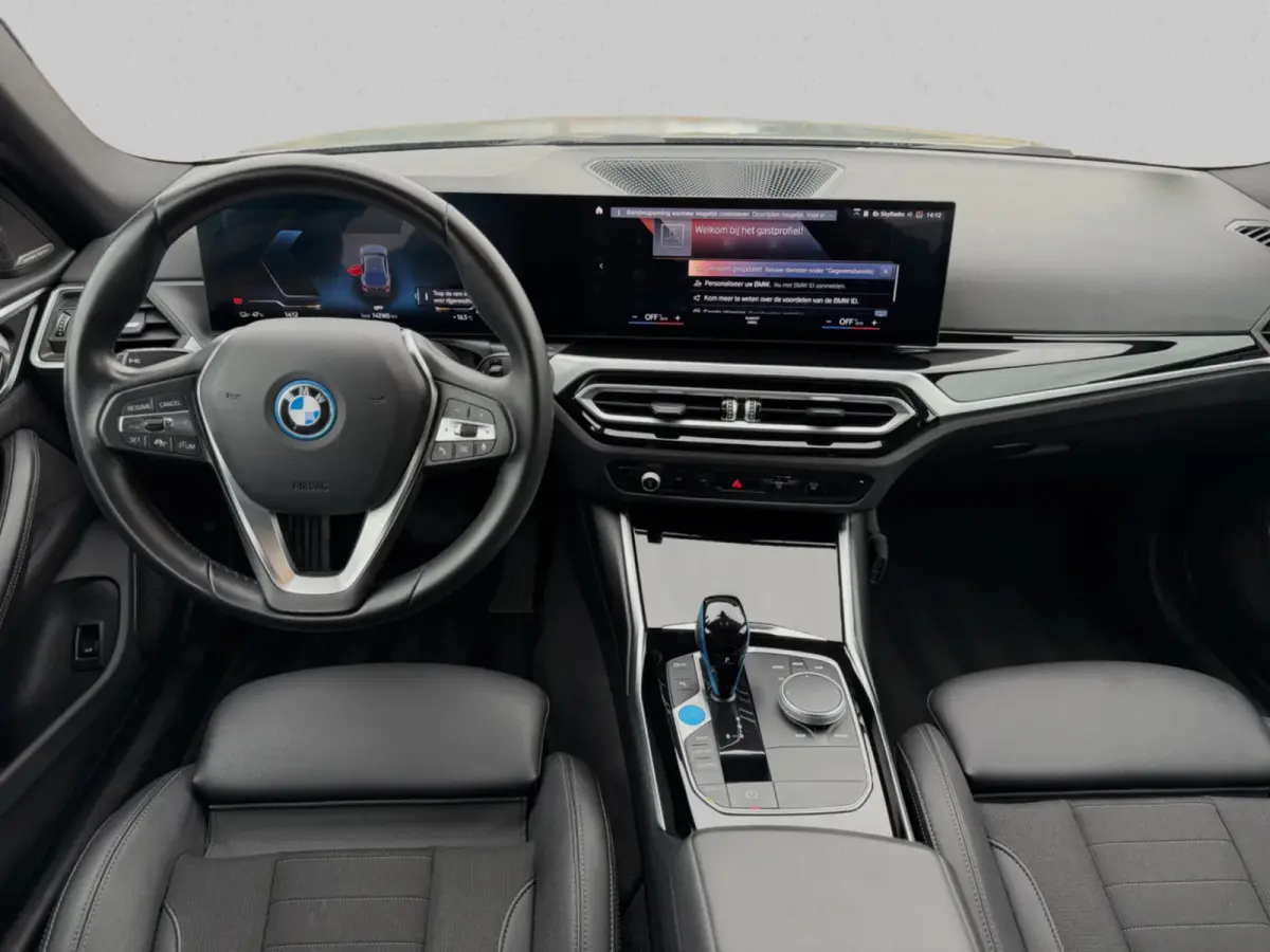 EDrive40 84 kWh 94% SOH (NL-auto,1e eig, Dealer OndH, H&K, Carplay, SfeerV, Trekhaak,Camera, Lane A, Active Cruise, Etc)