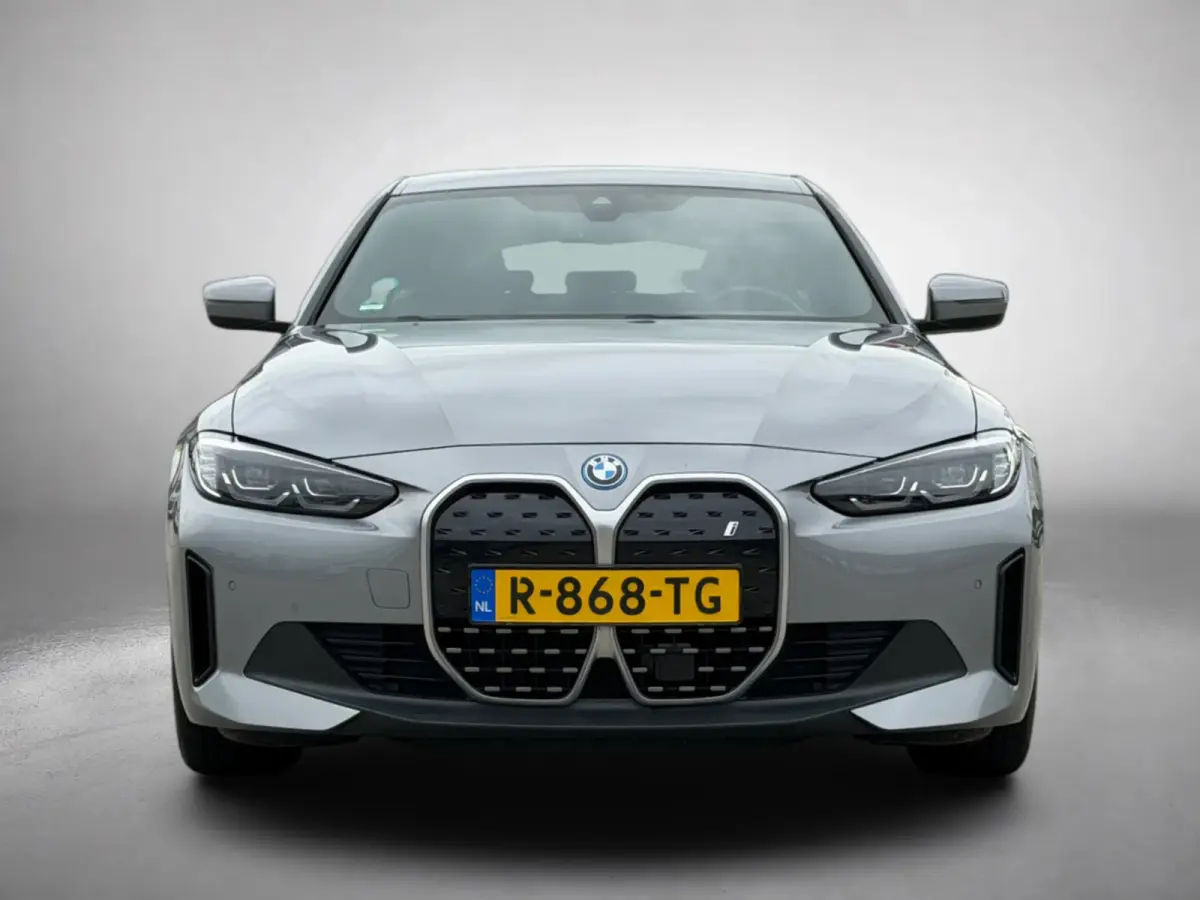 EDrive40 84 kWh 94% SOH (NL-auto,1e eig, Dealer OndH, H&K, Carplay, SfeerV, Trekhaak,Camera, Lane A, Active Cruise, Etc)