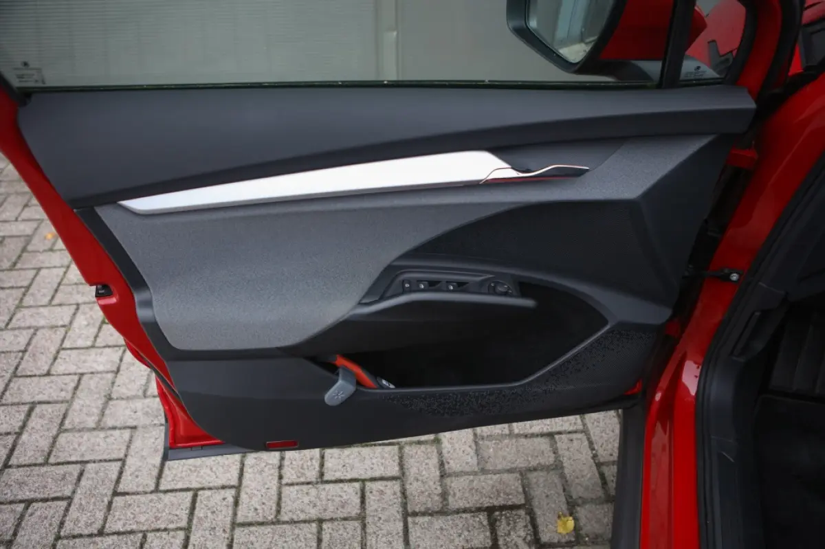 ŠiV 60 | Pano Schuifdak | 21 Inch | Camera | Navigatie | CarPlay | BTW