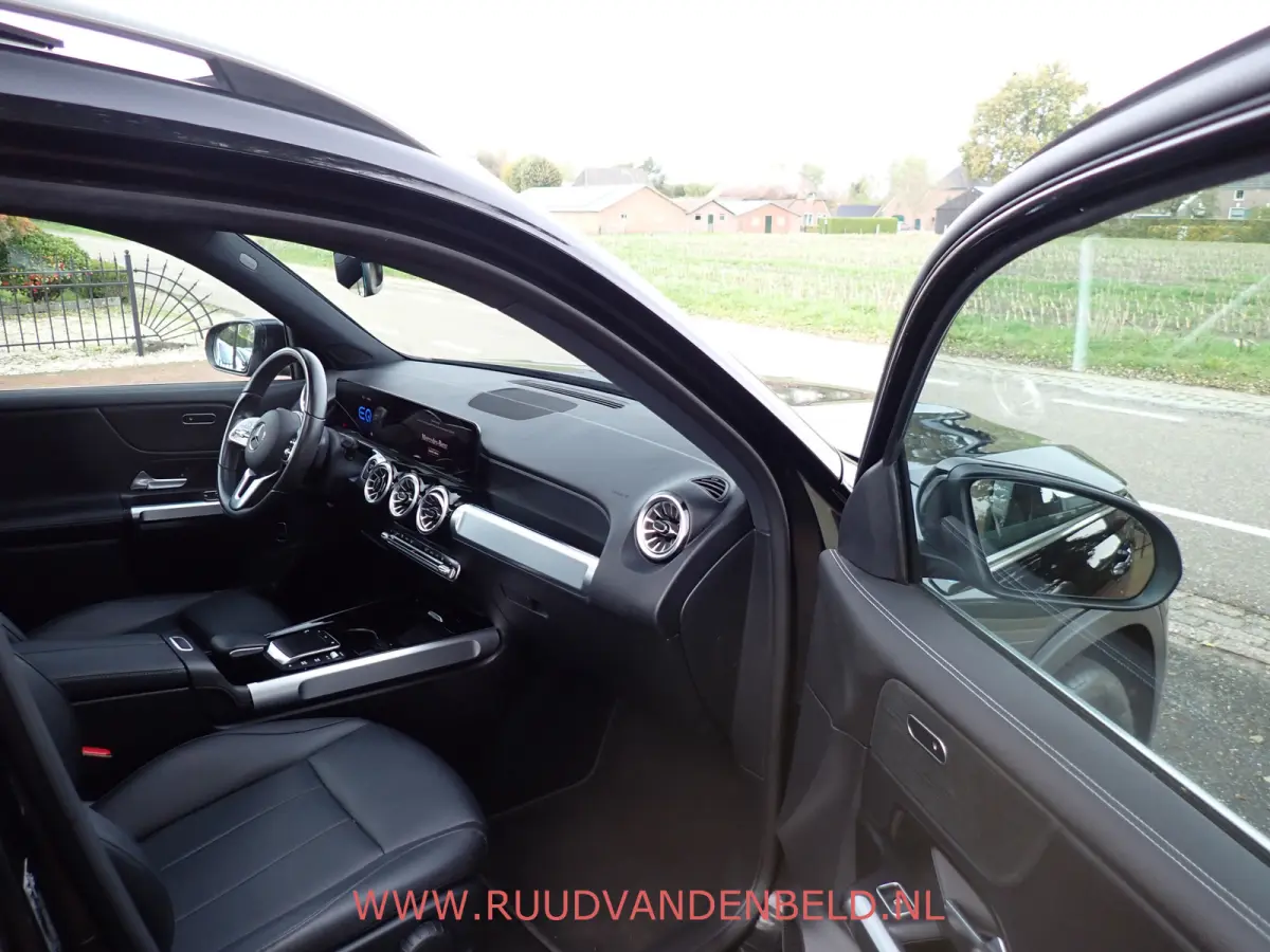 250 Luxury Line 7P 67 kWh SOH 95% / PANO / CAMERA / KEYLESS / STOELVERWARMING / SFEERVERLICHTING
