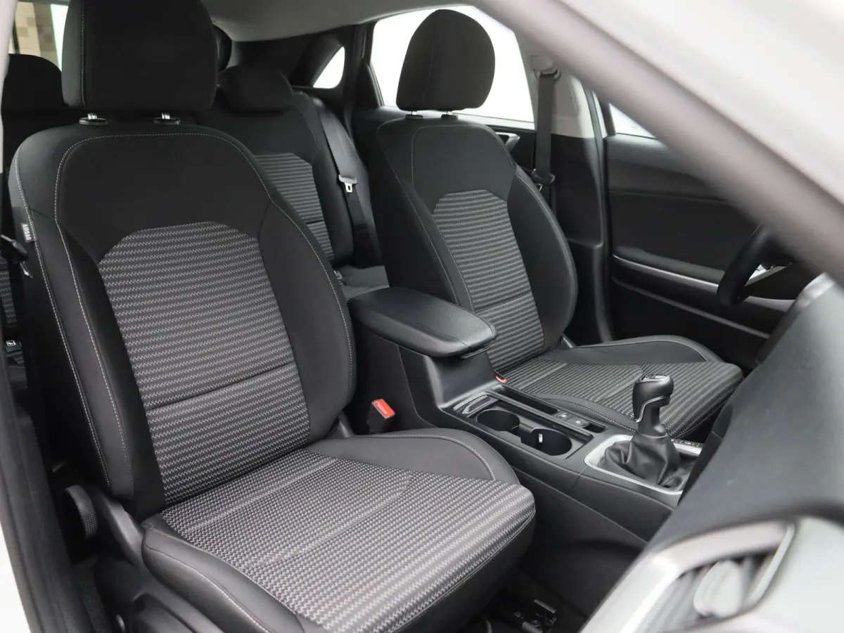 1.0 T-GDi DynamicLine | Parkeer sensoren | Navigatie | Apple Carplay / Android Auto | Camera | Climate Control | Cruise Control | Lichtmetalen Velgen |