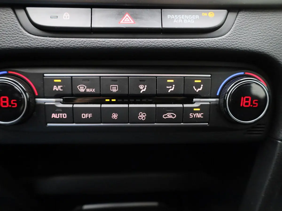 1.0 T-GDi DynamicLine | Parkeer sensoren | Navigatie | Apple Carplay / Android Auto | Camera | Climate Control | Cruise Control | Lichtmetalen Velgen |