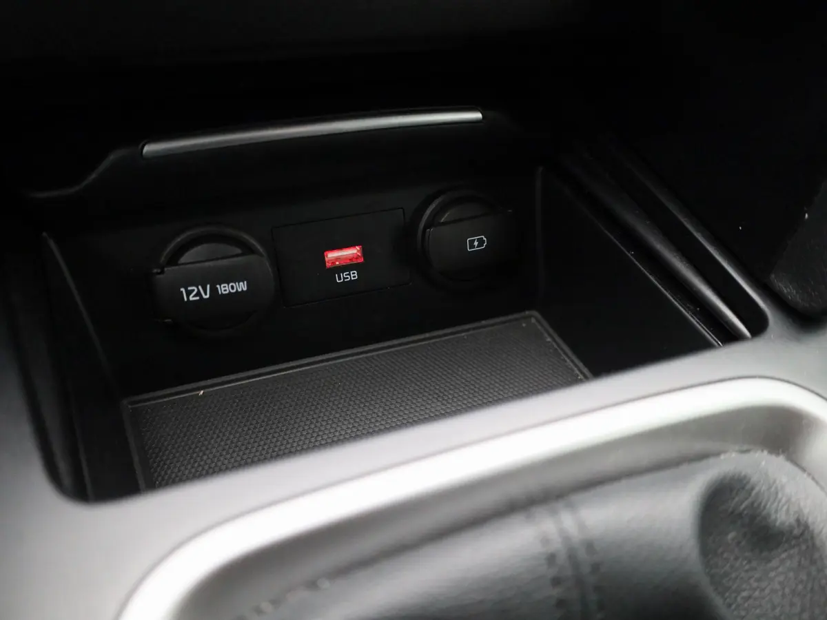 1.0 T-GDi DynamicLine | Parkeer sensoren | Navigatie | Apple Carplay / Android Auto | Camera | Climate Control | Cruise Control | Lichtmetalen Velgen |