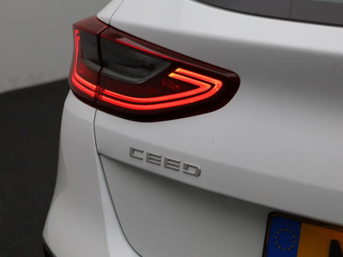 1.0 T-GDi DynamicLine | Parkeer sensoren | Navigatie | Apple Carplay / Android Auto | Camera | Climate Control | Cruise Control | Lichtmetalen Velgen |