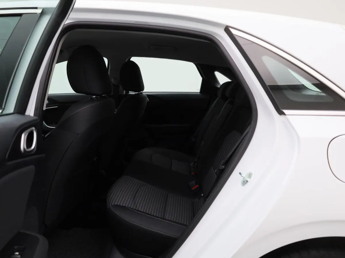 1.0 T-GDi DynamicLine | Parkeer sensoren | Navigatie | Apple Carplay / Android Auto | Camera | Climate Control | Cruise Control | Lichtmetalen Velgen |