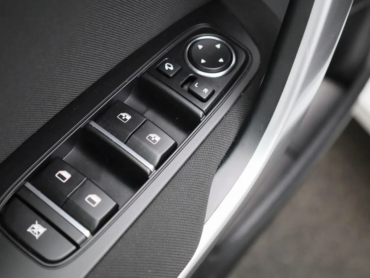 1.0 T-GDi DynamicLine | Parkeer sensoren | Navigatie | Apple Carplay / Android Auto | Camera | Climate Control | Cruise Control | Lichtmetalen Velgen |