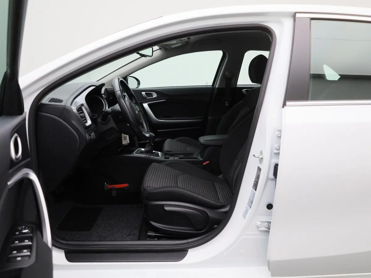 1.0 T-GDi DynamicLine | Parkeer sensoren | Navigatie | Apple Carplay / Android Auto | Camera | Climate Control | Cruise Control | Lichtmetalen Velgen |