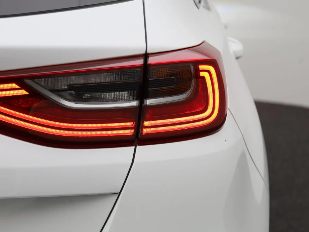 1.0 T-GDi DynamicLine | Parkeer sensoren | Navigatie | Apple Carplay / Android Auto | Camera | Climate Control | Cruise Control | Lichtmetalen Velgen |
