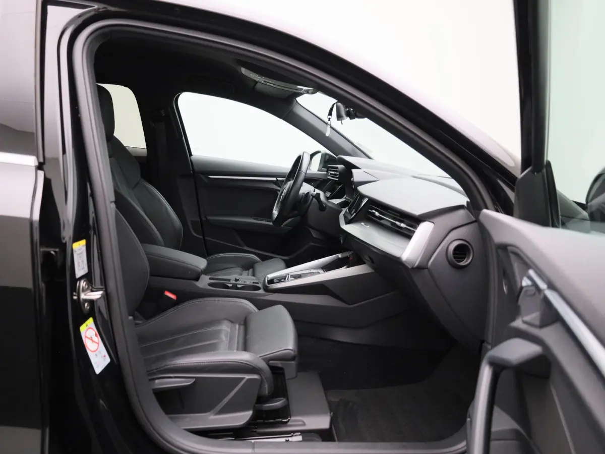 30 TFSI S edition | Automaat | 2x S-line | Vlak stuur | Navigatie | Zwarte hemel | Apple Carplay / Android Auto | Leder | Virtual Cockpit | Climate Control | Cruise Control |