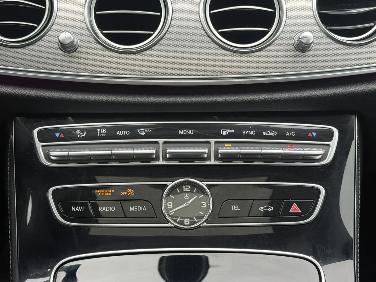 220 d Prestige Plus 195 pk automaat navi climate ctr cruise ctr camera schuif-kanteldak afn trekhaak dagrijverlichting led  pdc v/a