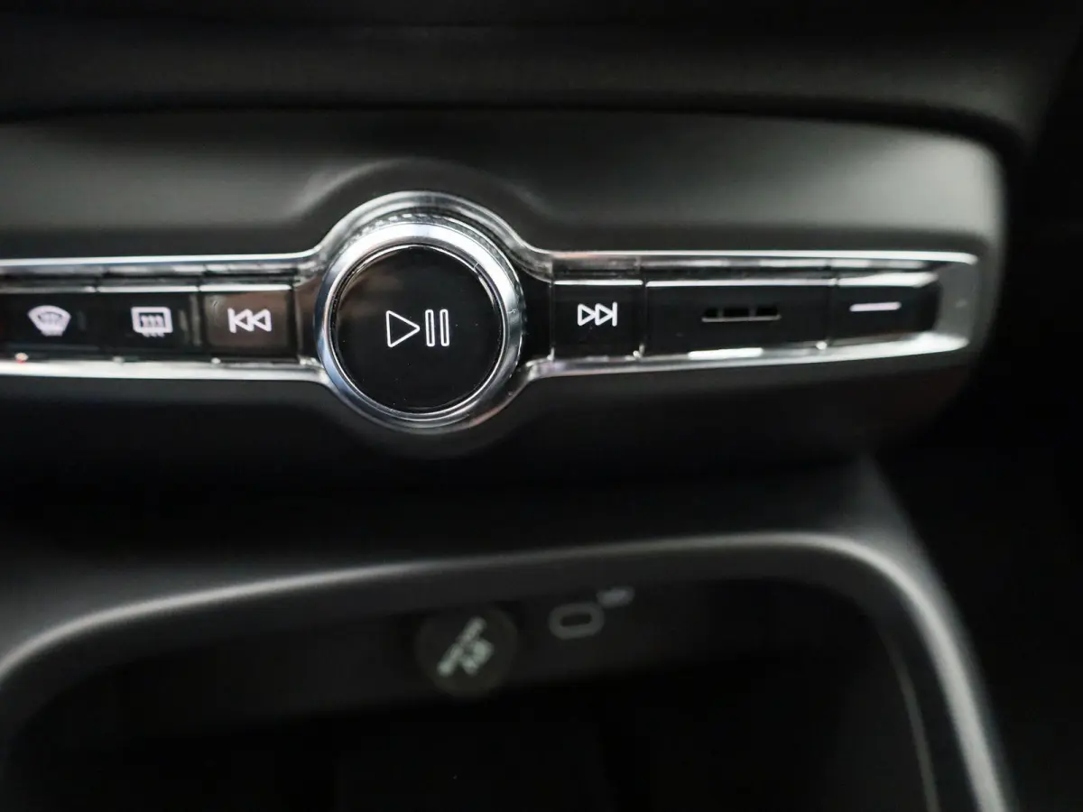 Core | Automaat | Apple Carplay / Android Auto | Virtual Cockpit | Achteruitrijcamera | Climate Control | Cruise Control | Bluetooth | Lichtmetalen Velgen |