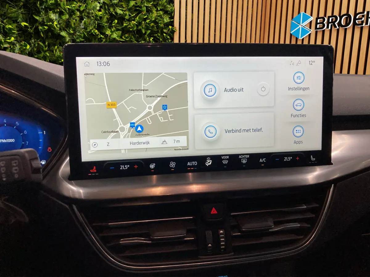 1.0 EcoBoost Hybrid Titanium X | AGR Stoel | LED | Cruise | Stoel- stuurverw. | Carplay | Camera | PDC