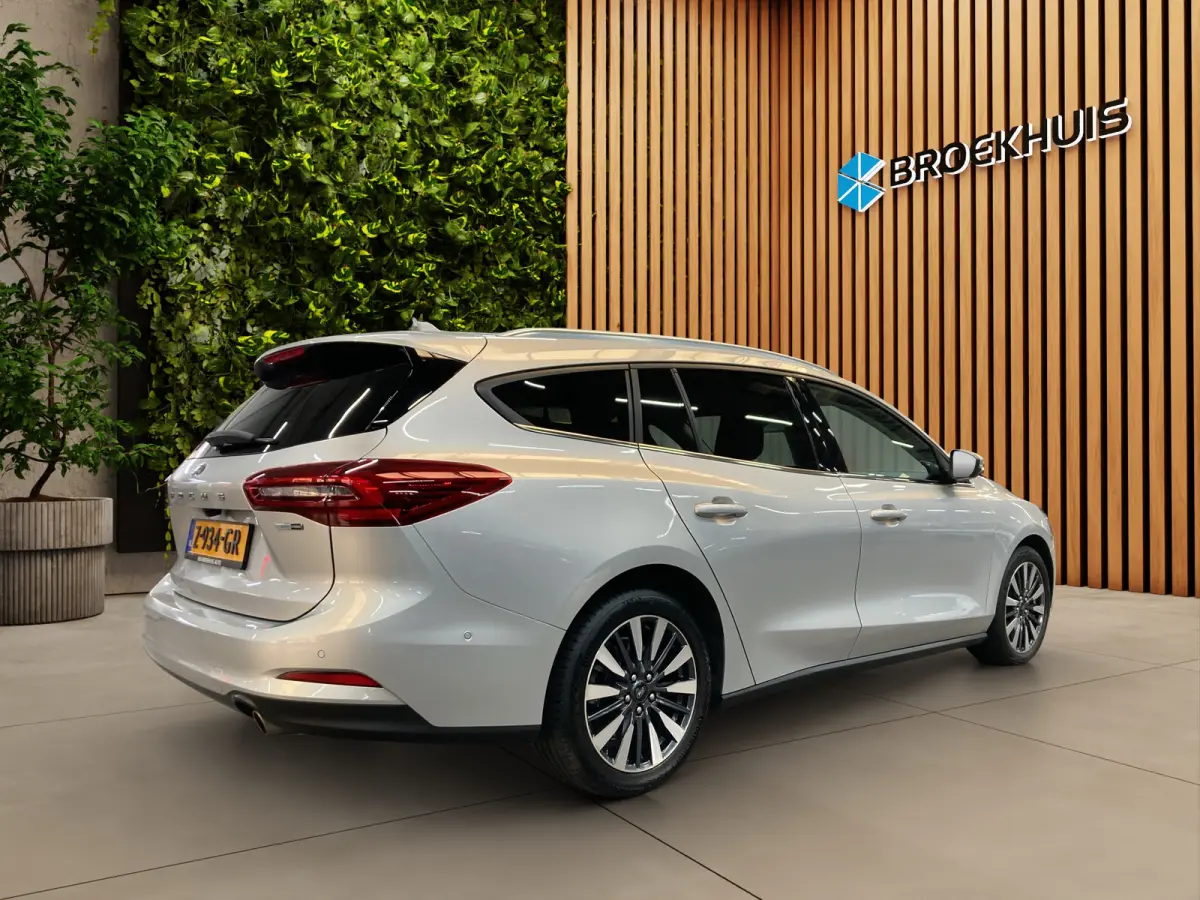 1.0 EcoBoost Hybrid Titanium X | AGR Stoel | LED | Cruise | Stoel- stuurverw. | Carplay | Camera | PDC