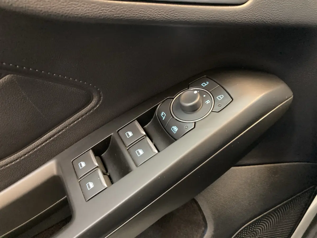 1.0 EcoBoost Hybrid Titanium X | AGR Stoel | LED | Cruise | Stoel- stuurverw. | Carplay | Camera | PDC
