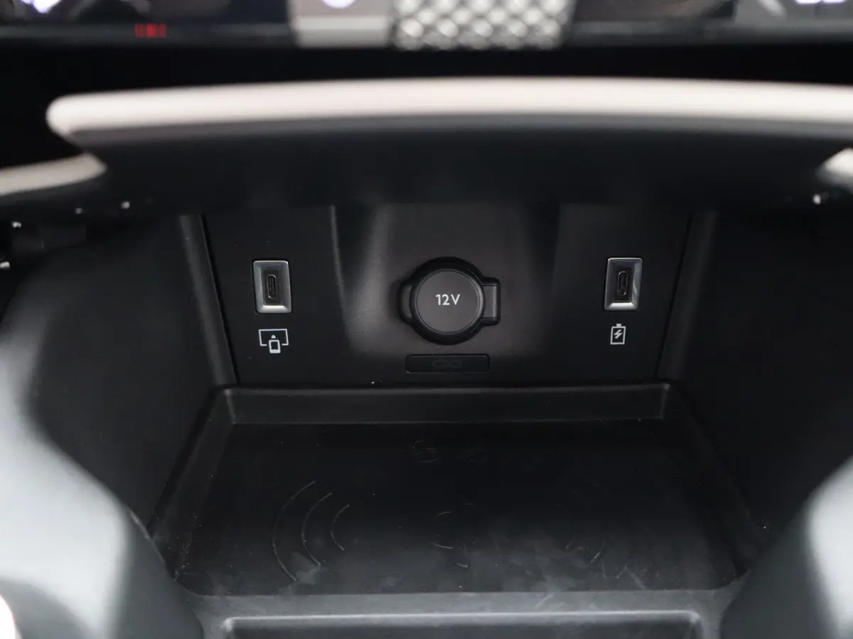 E-Tense Hybrid 225-PK Étoile | Automaat | Carplay | Panorama dak | Leder | Elek. stoelen | Stoelgeheugen | Stoelverwarming + ventilatie | Focal audio | 360* camera | Dodehoekbewaking |