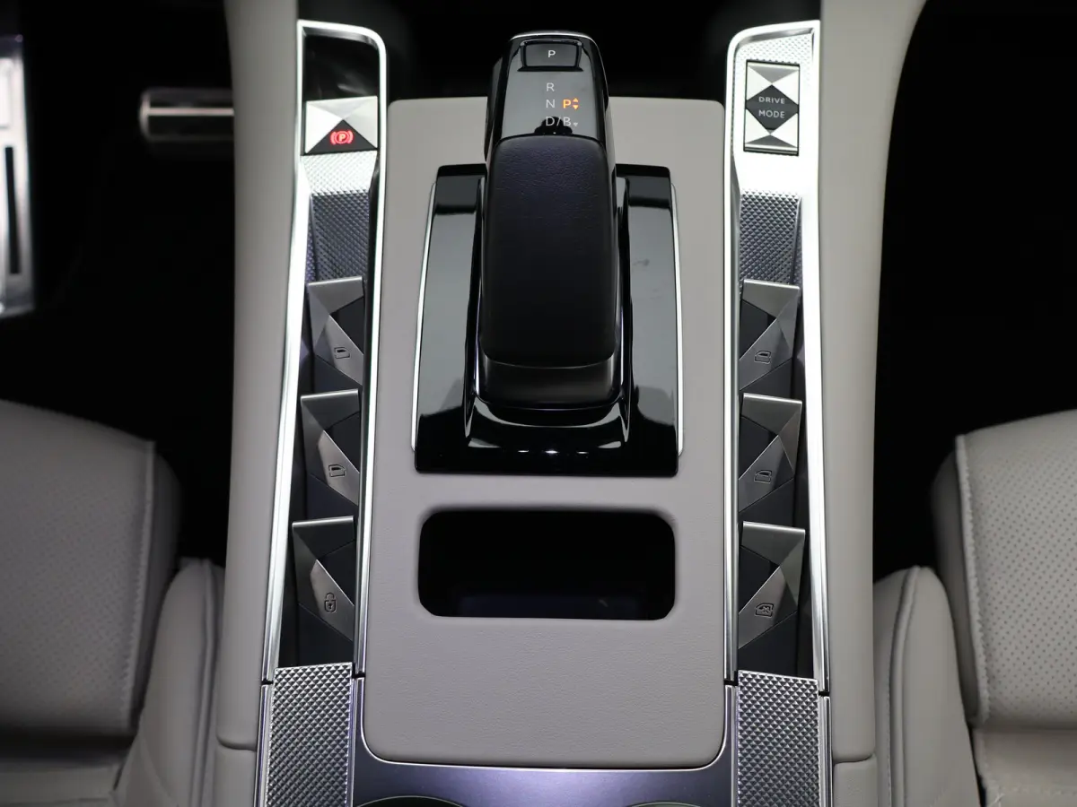 E-Tense Hybrid 225-PK Étoile | Automaat | Carplay | Panorama dak | Leder | Elek. stoelen | Stoelgeheugen | Stoelverwarming + ventilatie | Focal audio | 360* camera | Dodehoekbewaking |