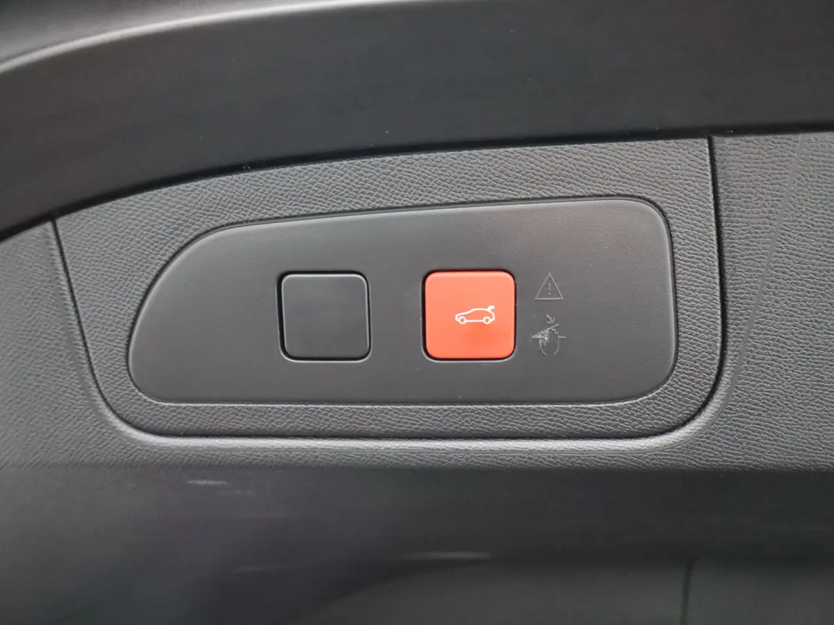 E-Tense Hybrid 225-PK Étoile | Automaat | Carplay | Panorama dak | Leder | Elek. stoelen | Stoelgeheugen | Stoelverwarming + ventilatie | Focal audio | 360* camera | Dodehoekbewaking |