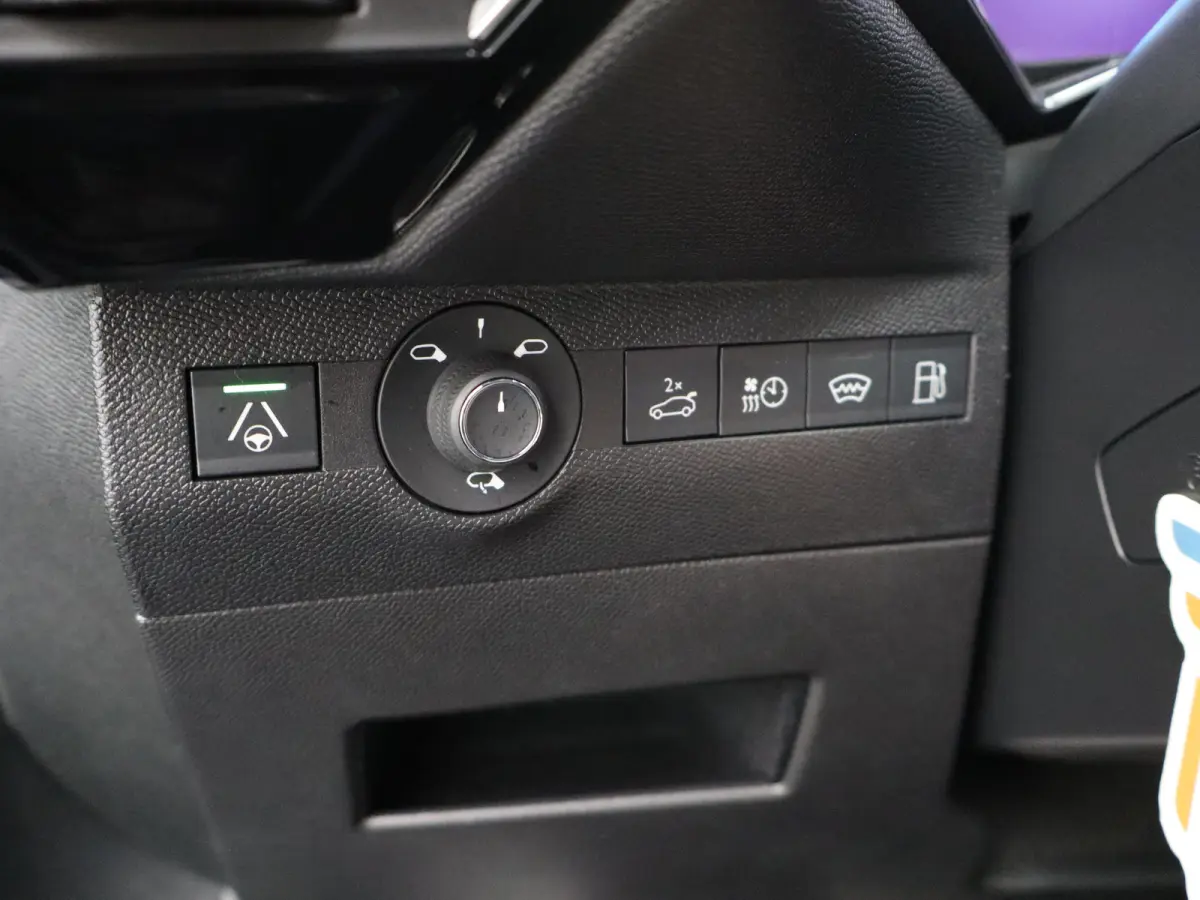 E-Tense Hybrid 225-PK Étoile | Automaat | Carplay | Panorama dak | Leder | Elek. stoelen | Stoelgeheugen | Stoelverwarming + ventilatie | Focal audio | 360* camera | Dodehoekbewaking |