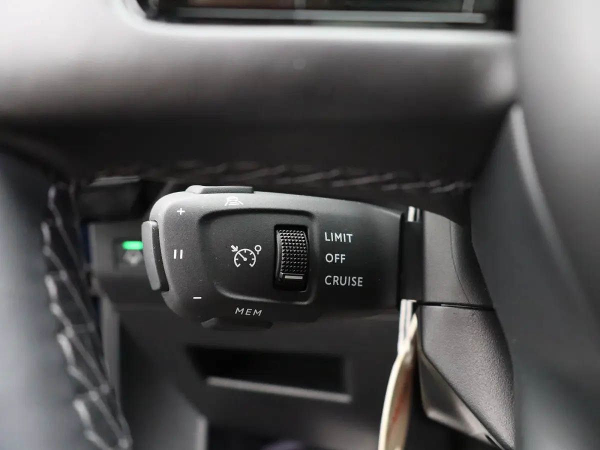 E-Tense Hybrid 225-PK Étoile | Automaat | Carplay | Panorama dak | Leder | Elek. stoelen | Stoelgeheugen | Stoelverwarming + ventilatie | Focal audio | 360* camera | Dodehoekbewaking |