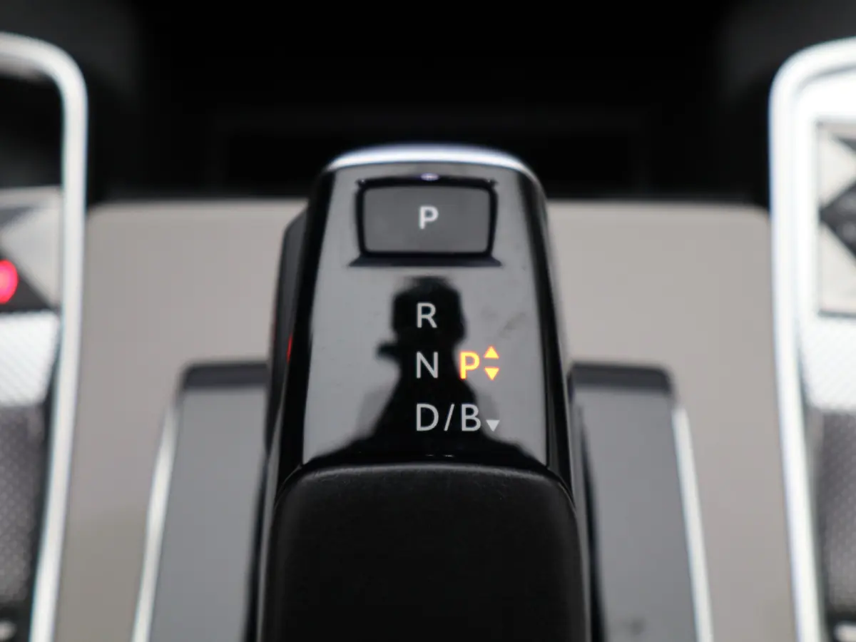 E-Tense Hybrid 225-PK Étoile | Automaat | Carplay | Panorama dak | Leder | Elek. stoelen | Stoelgeheugen | Stoelverwarming + ventilatie | Focal audio | 360* camera | Dodehoekbewaking |