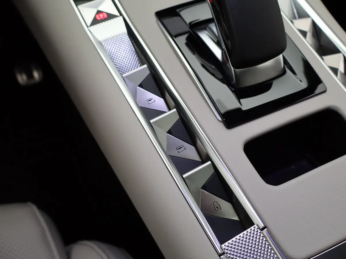 E-Tense Hybrid 225-PK Étoile | Automaat | Carplay | Panorama dak | Leder | Elek. stoelen | Stoelgeheugen | Stoelverwarming + ventilatie | Focal audio | 360* camera | Dodehoekbewaking |