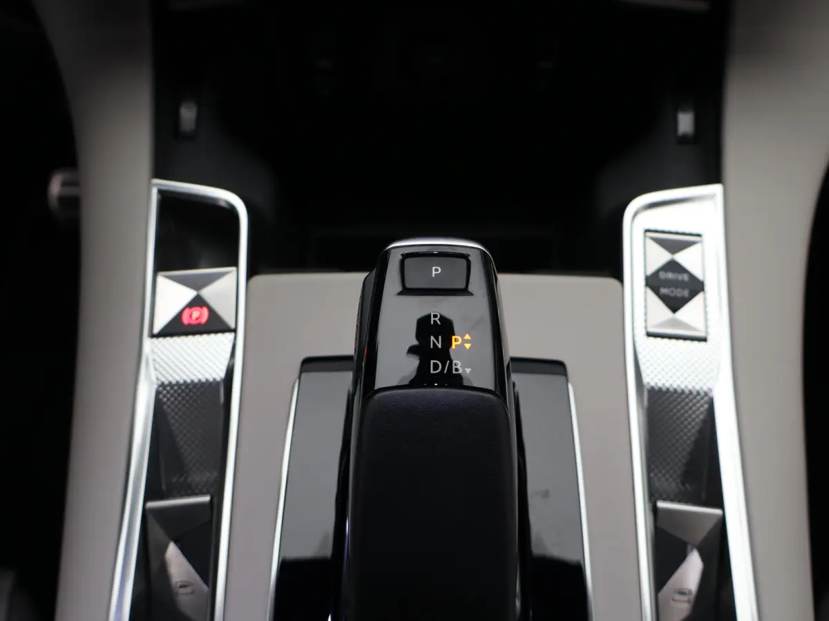 E-Tense Hybrid 225-PK Étoile | Automaat | Carplay | Panorama dak | Leder | Elek. stoelen | Stoelgeheugen | Stoelverwarming + ventilatie | Focal audio | 360* camera | Dodehoekbewaking |