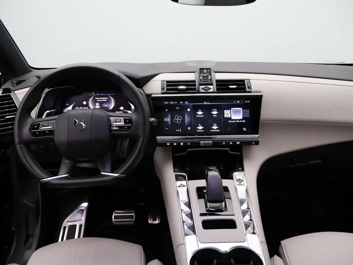 E-Tense Hybrid 225-PK Étoile | Automaat | Carplay | Panorama dak | Leder | Elek. stoelen | Stoelgeheugen | Stoelverwarming + ventilatie | Focal audio | 360* camera | Dodehoekbewaking |