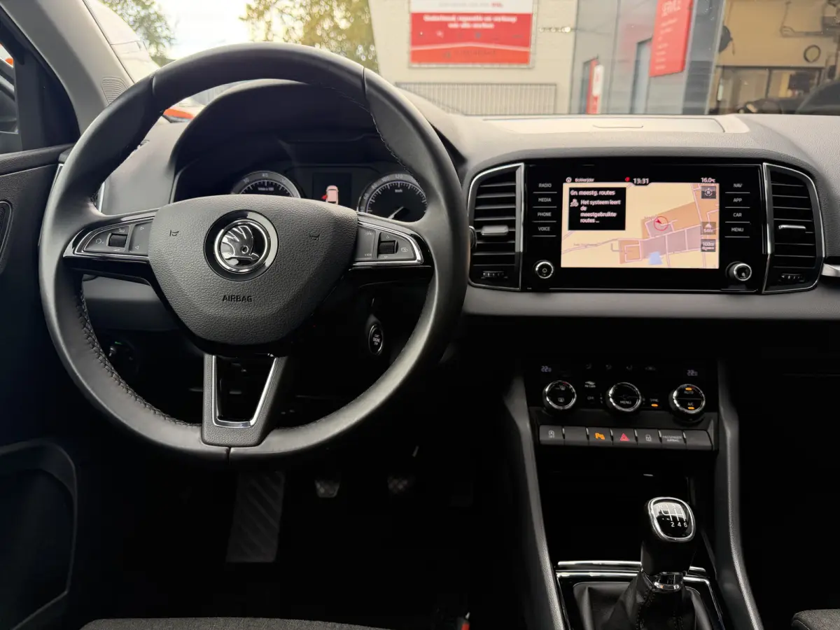 150pk Business Edition (Trekhaak - LED - Camera - Keyless start - Navigatie - Automatische Airco - Apple Carplay - Parkeersensoren V+A)