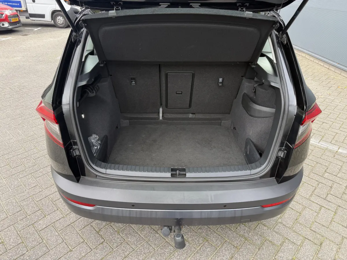 150pk Business Edition (Trekhaak - LED - Camera - Keyless start - Navigatie - Automatische Airco - Apple Carplay - Parkeersensoren V+A)