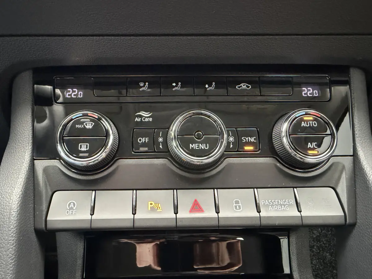 150pk Business Edition (Trekhaak - LED - Camera - Keyless start - Navigatie - Automatische Airco - Apple Carplay - Parkeersensoren V+A)