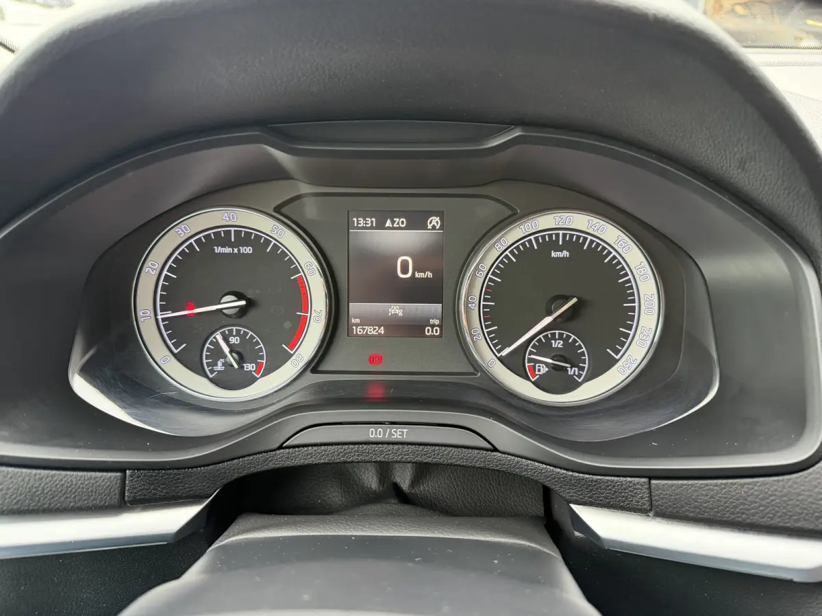 150pk Business Edition (Trekhaak - LED - Camera - Keyless start - Navigatie - Automatische Airco - Apple Carplay - Parkeersensoren V+A)