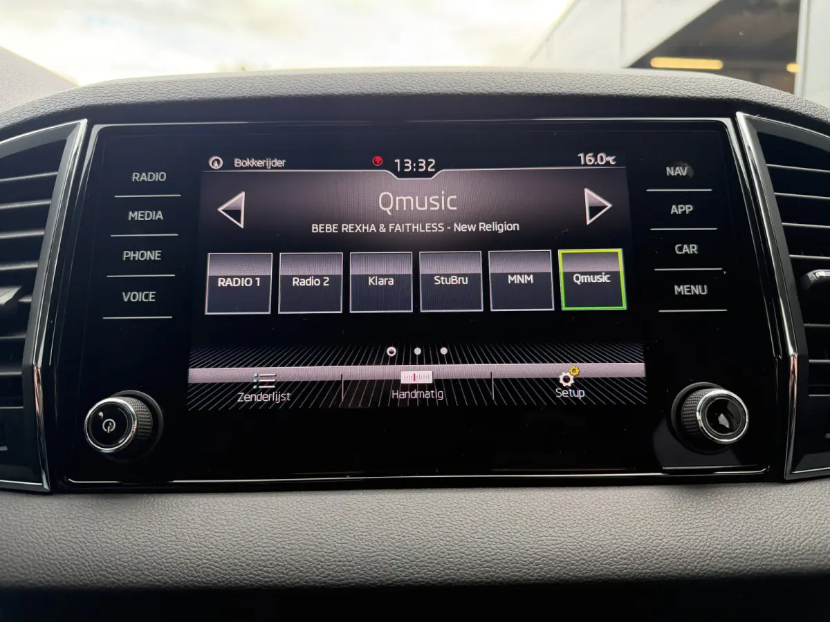 150pk Business Edition (Trekhaak - LED - Camera - Keyless start - Navigatie - Automatische Airco - Apple Carplay - Parkeersensoren V+A)