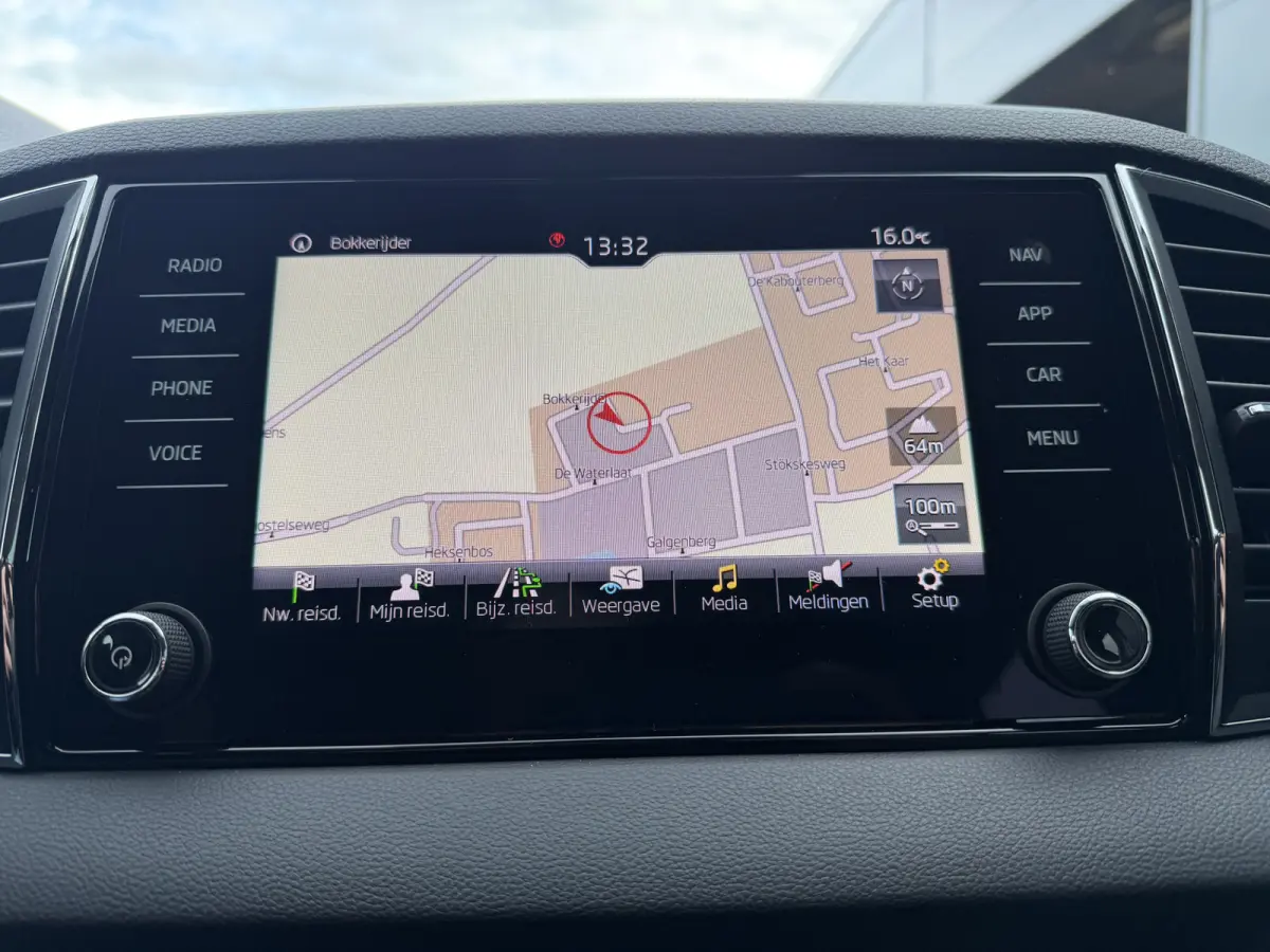 150pk Business Edition (Trekhaak - LED - Camera - Keyless start - Navigatie - Automatische Airco - Apple Carplay - Parkeersensoren V+A)