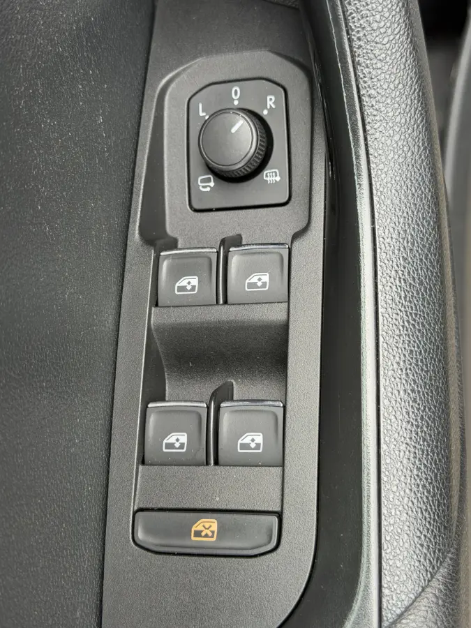 150pk Business Edition (Trekhaak - LED - Camera - Keyless start - Navigatie - Automatische Airco - Apple Carplay - Parkeersensoren V+A)