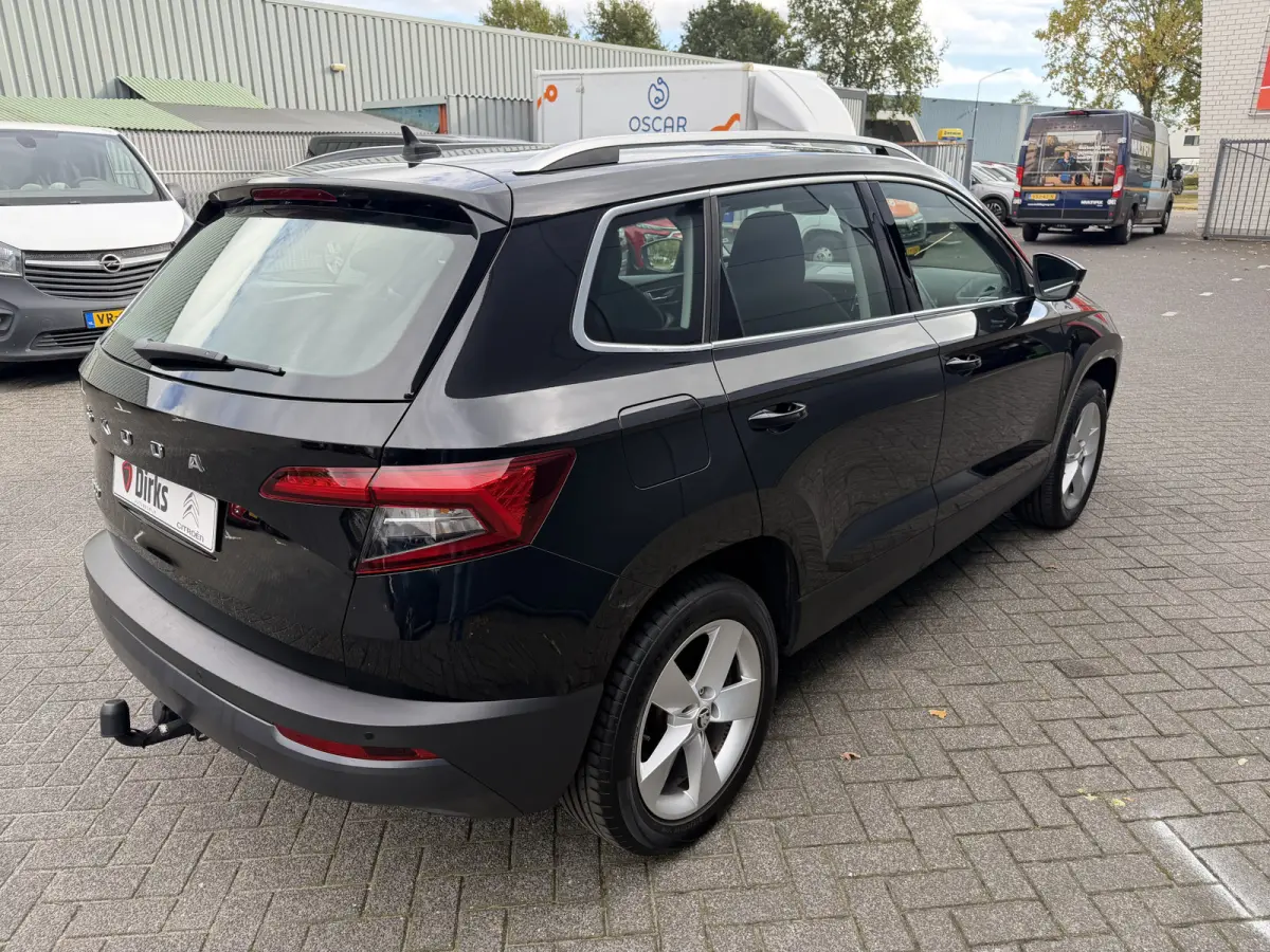 150pk Business Edition (Trekhaak - LED - Camera - Keyless start - Navigatie - Automatische Airco - Apple Carplay - Parkeersensoren V+A)