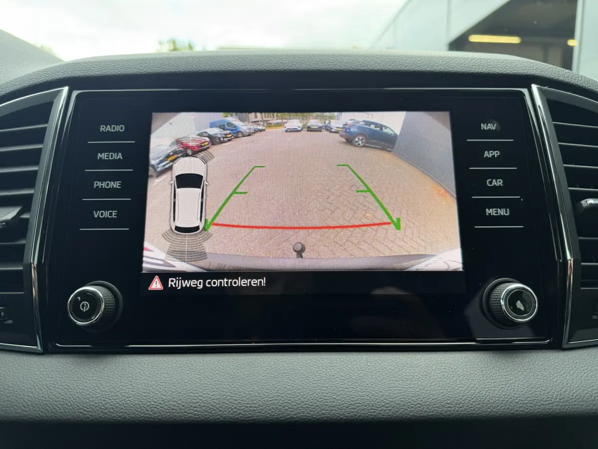 150pk Business Edition (Trekhaak - LED - Camera - Keyless start - Navigatie - Automatische Airco - Apple Carplay - Parkeersensoren V+A)