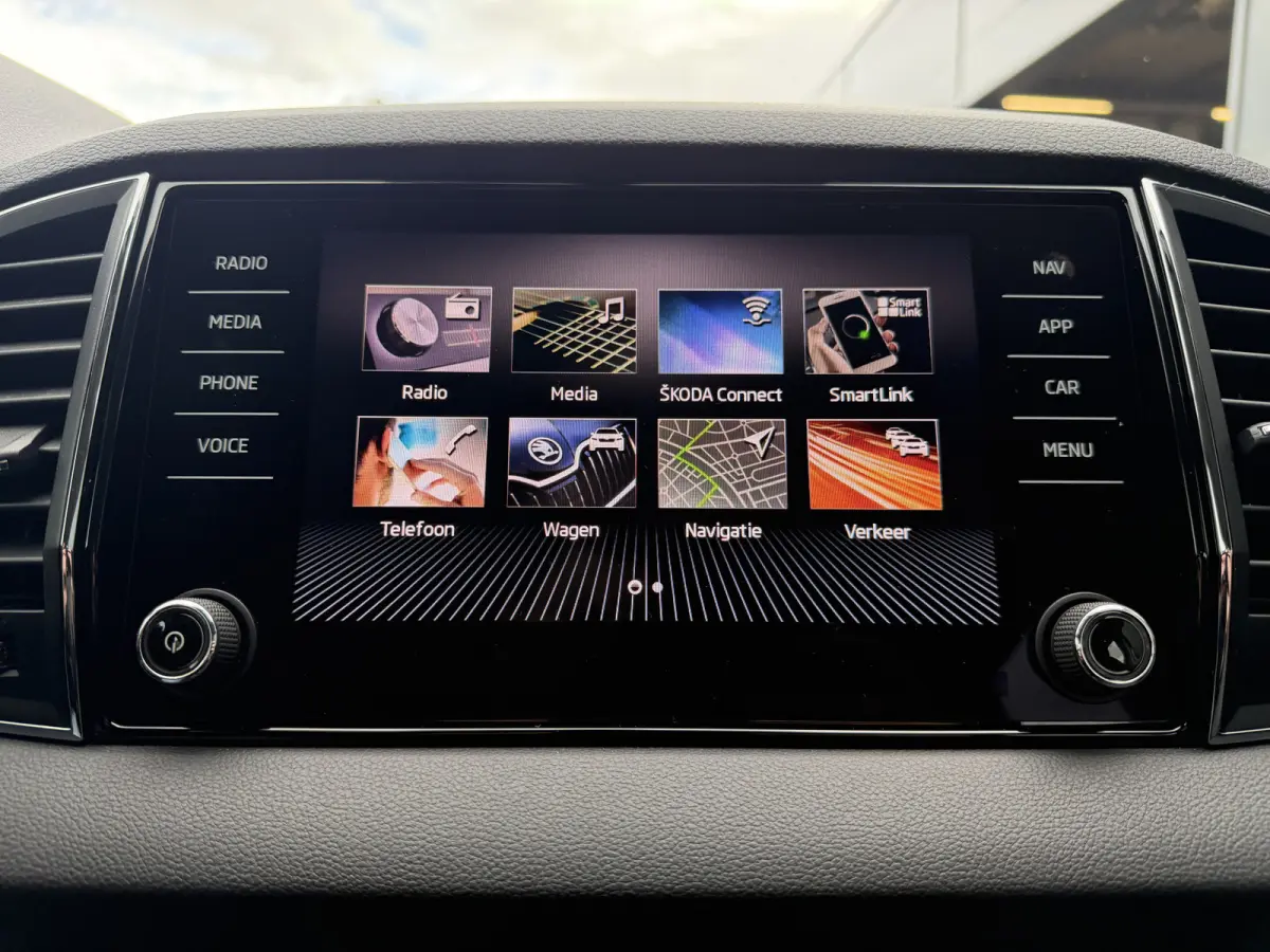 150pk Business Edition (Trekhaak - LED - Camera - Keyless start - Navigatie - Automatische Airco - Apple Carplay - Parkeersensoren V+A)