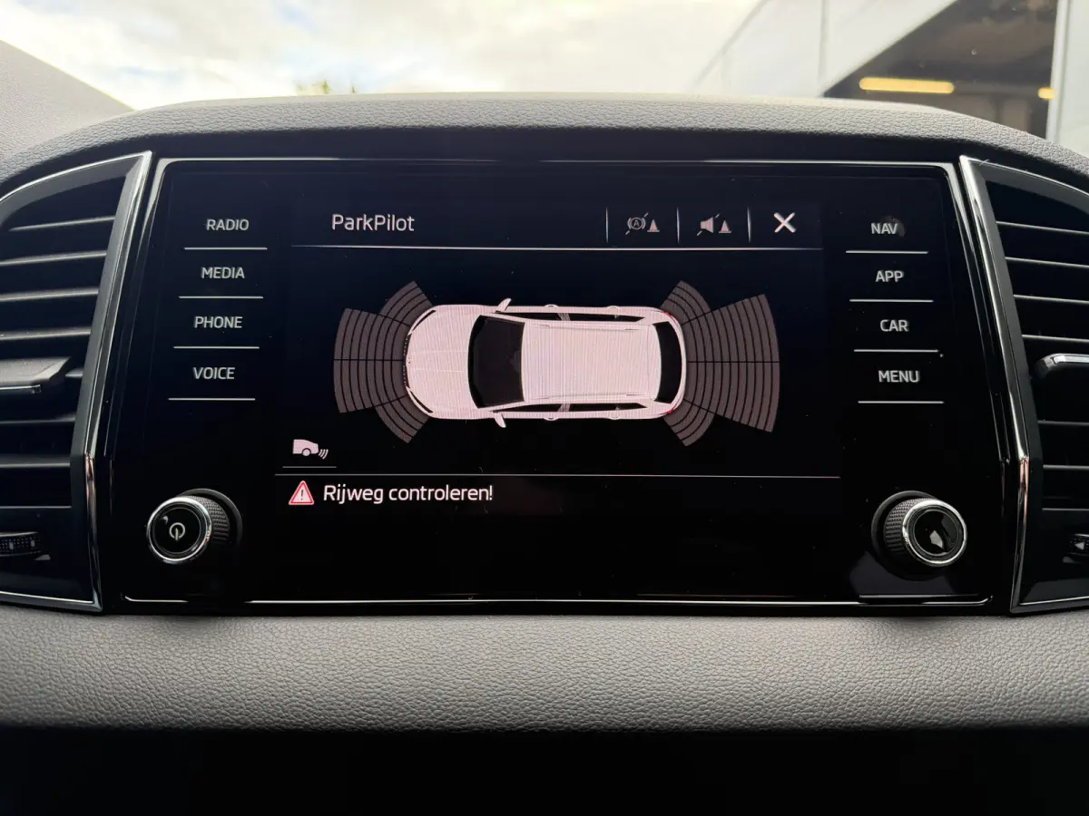 150pk Business Edition (Trekhaak - LED - Camera - Keyless start - Navigatie - Automatische Airco - Apple Carplay - Parkeersensoren V+A)