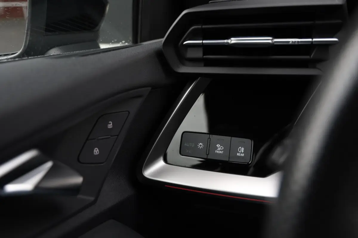 30 TFSI 110pk S-Edition Leer Stoelverwarming Sfeerverlichting Sportstoelen LED CarPlay ACC S-Line
