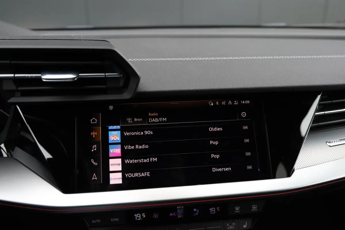 30 TFSI 110pk S-Edition Leer Stoelverwarming Sfeerverlichting Sportstoelen LED CarPlay ACC S-Line