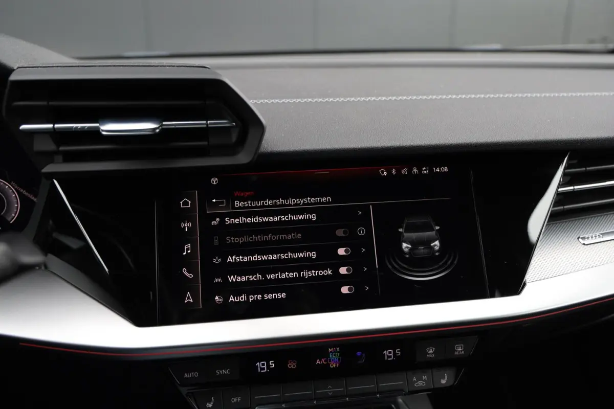 30 TFSI 110pk S-Edition Leer Stoelverwarming Sfeerverlichting Sportstoelen LED CarPlay ACC S-Line