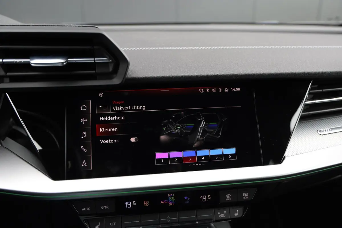 30 TFSI 110pk S-Edition Leer Stoelverwarming Sfeerverlichting Sportstoelen LED CarPlay ACC S-Line